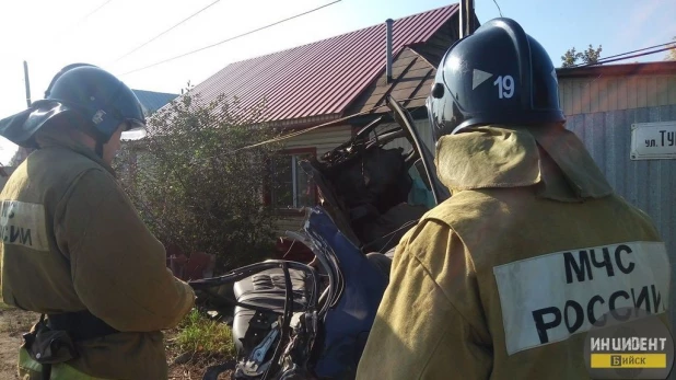 В Бийске автомобиль разорвало на части.