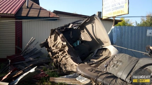 В Бийске автомобиль разорвало на части.