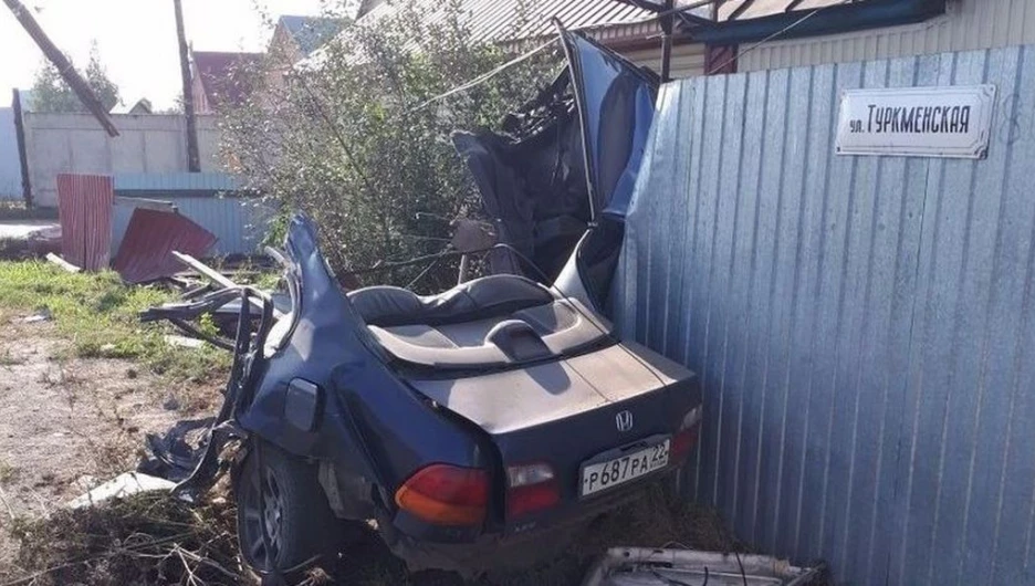 В Бийске автомобиль разорвало на части.