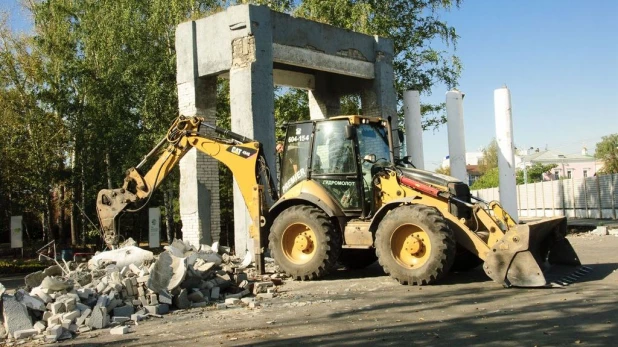 В парке "Центральный" сносят забор.