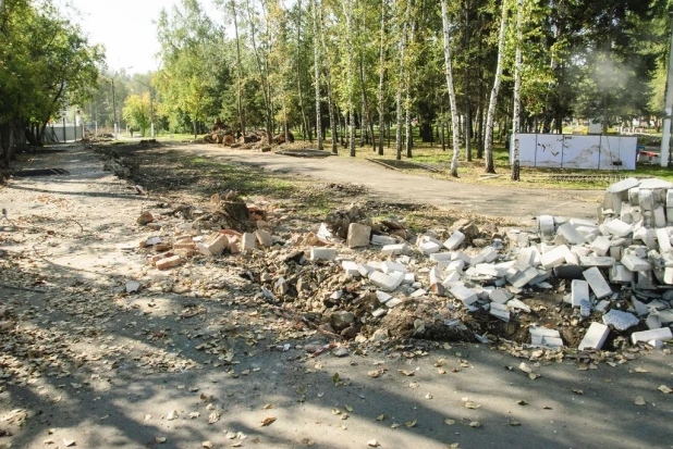 В парке "Центральный" сносят забор.