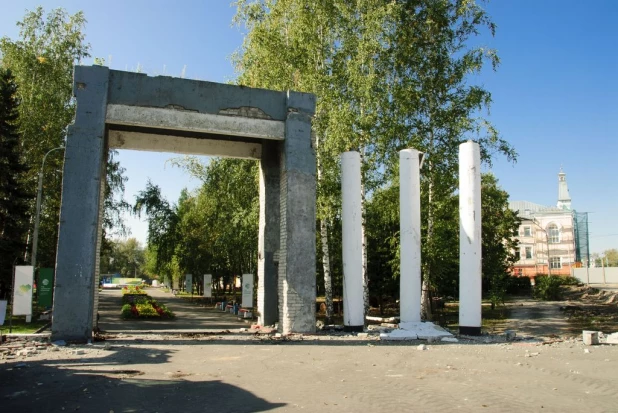 В парке "Центральный" сносят забор.