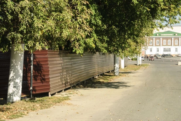 В парке "Центральный" сносят забор.