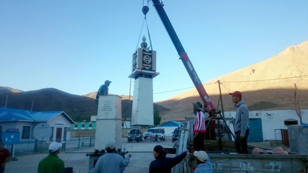 В монгольском райцентре Мёнххайрхан поставили памятник, созданный барнаульским архитектором.