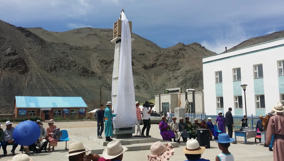 В монгольском райцентре Мёнххайрхан поставили памятник, созданный барнаульским архитектором.
