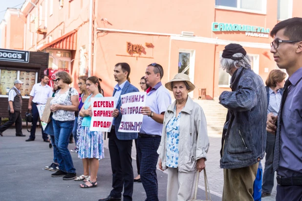 Митинг против вырубки деревьев в Барнауле.