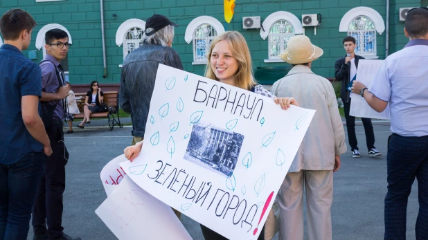 Митинг против вырубки деревьев в Барнауле.