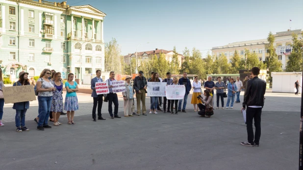 Митинг против вырубки деревьев в Барнауле.