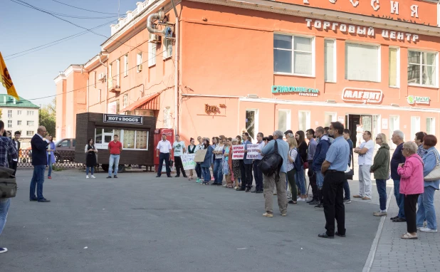 Митинг против вырубки деревьев в Барнауле.