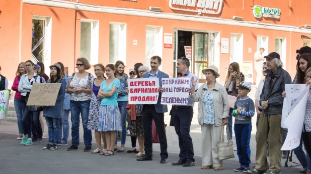 Митинг против вырубки деревьев в Барнауле.