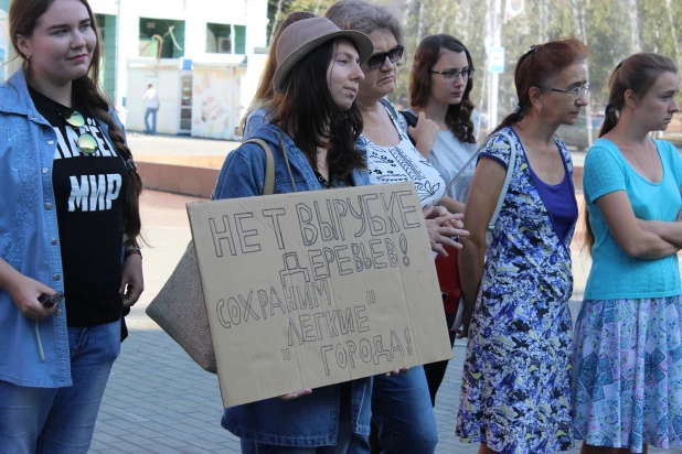 Митинг против вырубки деревьев в Барнауле.