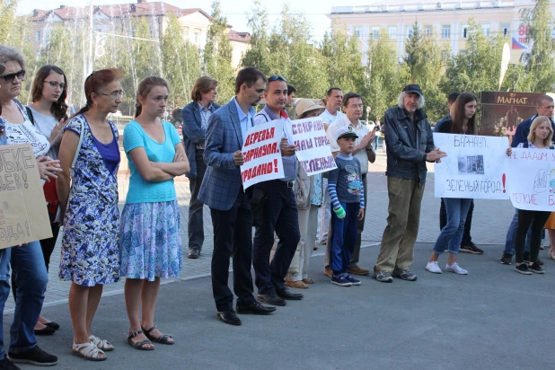 Митинг против вырубки деревьев в Барнауле.