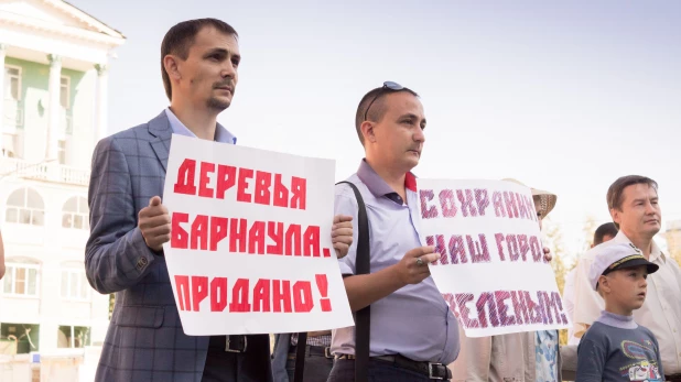 Митинг против вырубки деревьев в Барнауле.