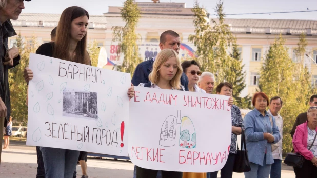 Митинг против вырубки деревьев в Барнауле.