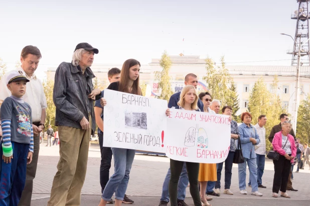 Митинг против вырубки деревьев в Барнауле.