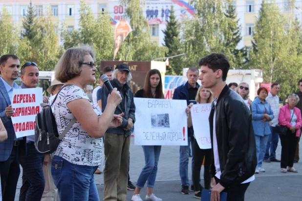 Митинг против вырубки деревьев в Барнауле.