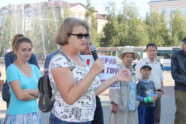 Митинг против вырубки деревьев в Барнауле.