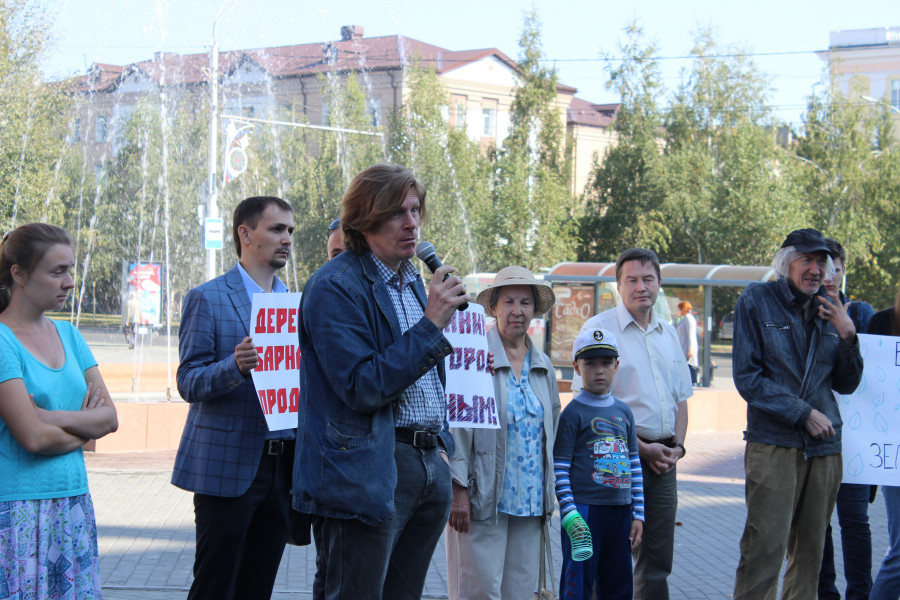Митинг против вырубки деревьев в Барнауле.