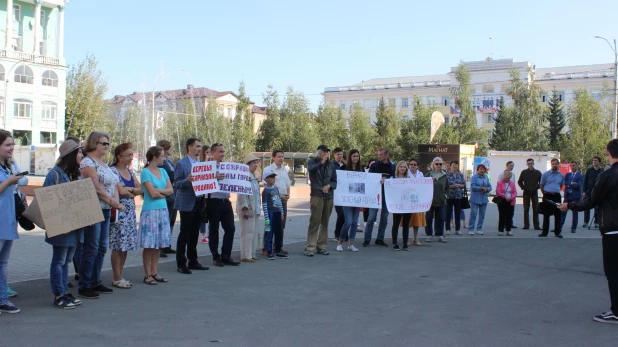 Митинг против вырубки деревьев в Барнауле.