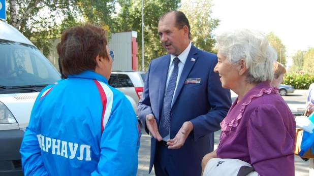 Сергей Завалихин "зарядил" барнаульских пенсионеров на победу.