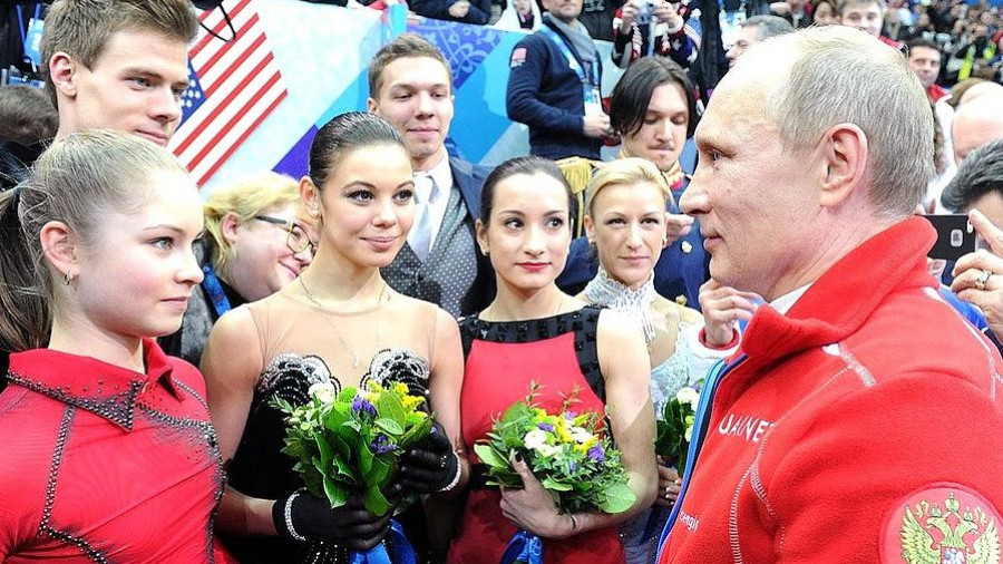Российские спортсмены стали чемпионами в командных соревнованиях по фигурному катанию на Играх-2014.
