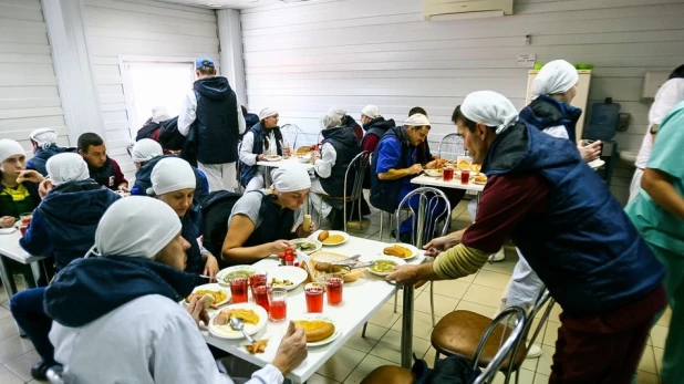 Столовая на мясоперерабатывающем предприятии компании "Алтайские колбасы" в Барнауле.