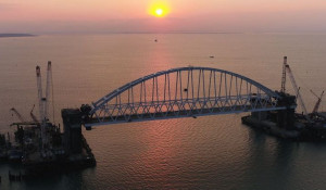 Железнодорожная арка Крымского моста.