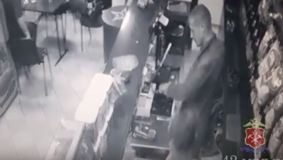Житель Алтайского края ограбил бар в Новокузнецке.