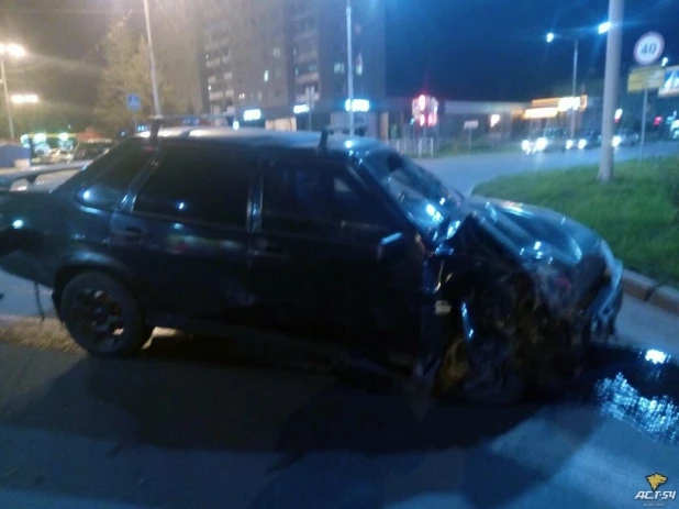 В Бердске ВАЗ-21099 врезался в патрульный автомобиль ГИБДД. 30 августа 2017 года.