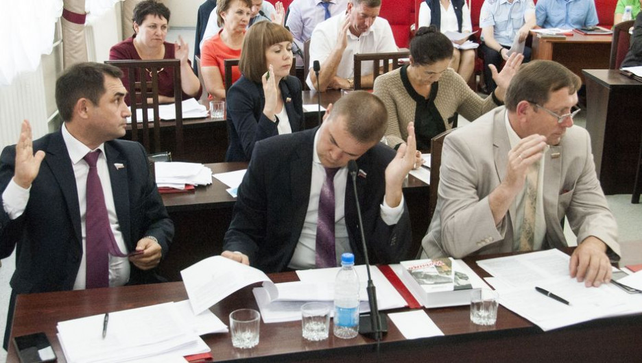 Депутаты Барнаульской городской Думы голосуют за публичные слушания.
