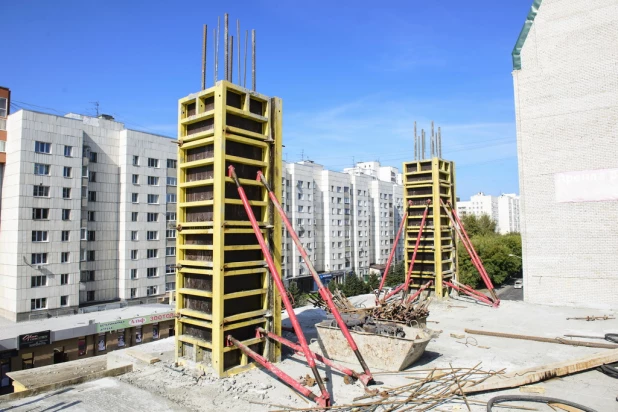 В Барнауле активно строится дом-жемчужина.