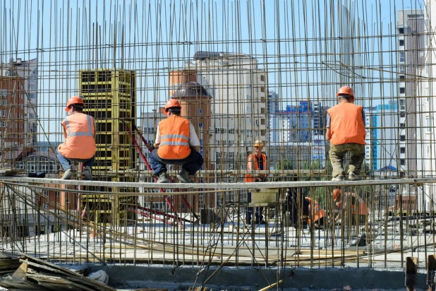 В Барнауле активно строится дом-жемчужина.