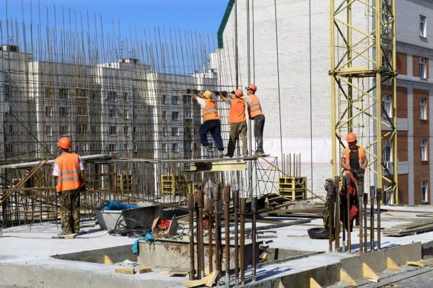 В Барнауле активно строится дом-жемчужина.