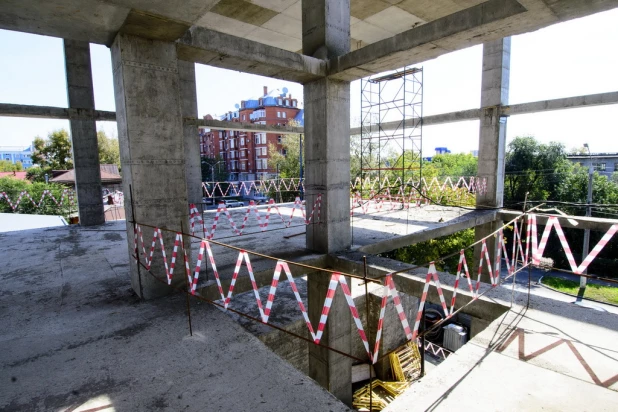 В Барнауле активно строится дом-жемчужина.