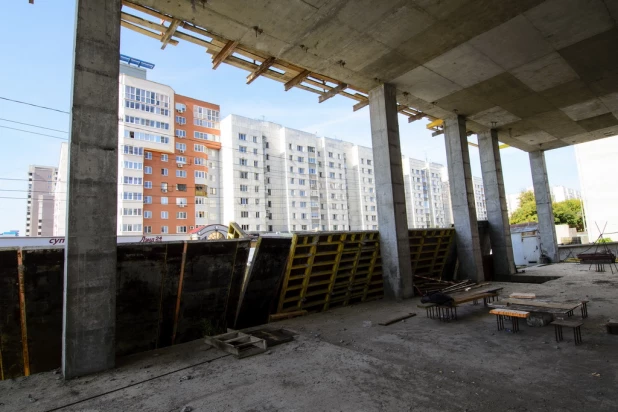 В Барнауле активно строится дом-жемчужина.