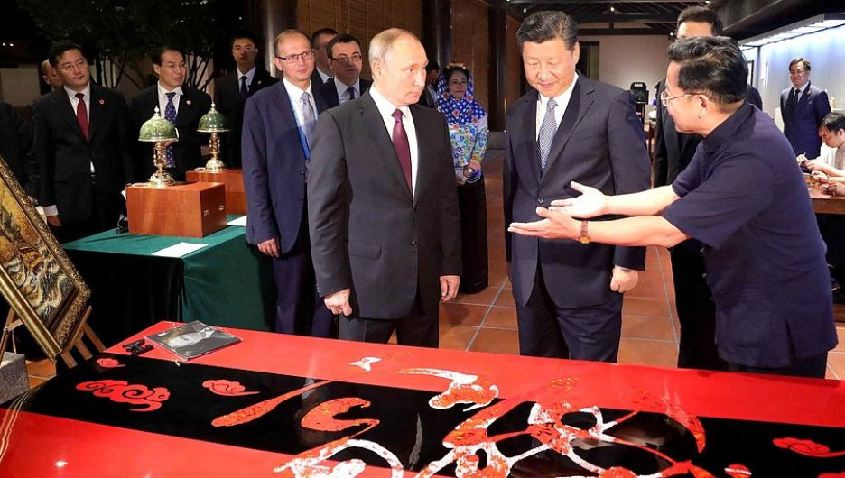 Владимир Путин на выставке народных промыслов Китая.