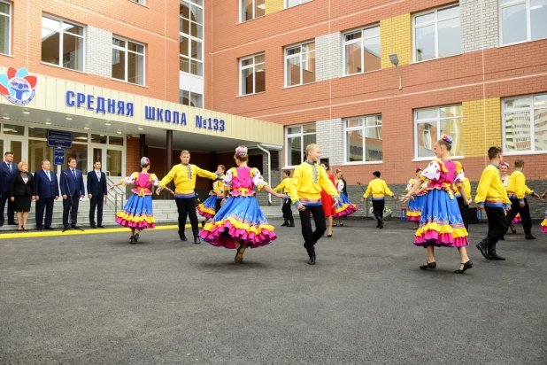 "Жилищная инициатива" построила "супершколу".