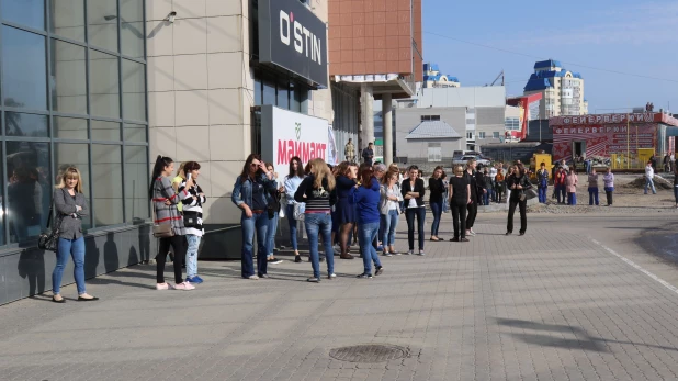 Тушение пожара в ТРЦ "Весна".