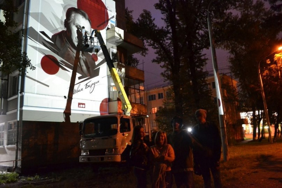Барнаулец Евгений Алехин сделал гигантское граффити в Новокузнецке.