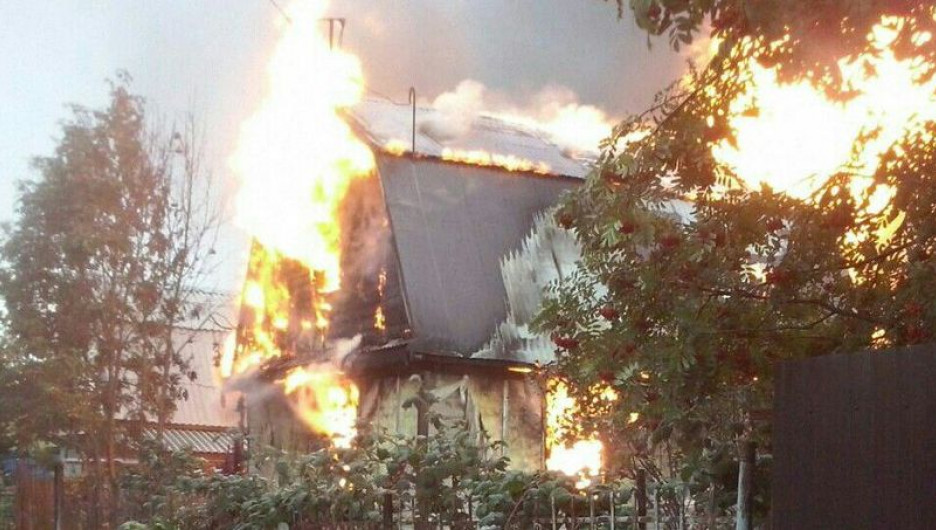 Сгорел садовый домик в послеке Сибирская долина. 10 сентября 2017 года.