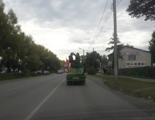 В Бийске к Дню танкиста переделали "Москвич". 10 сентября 2017 года.