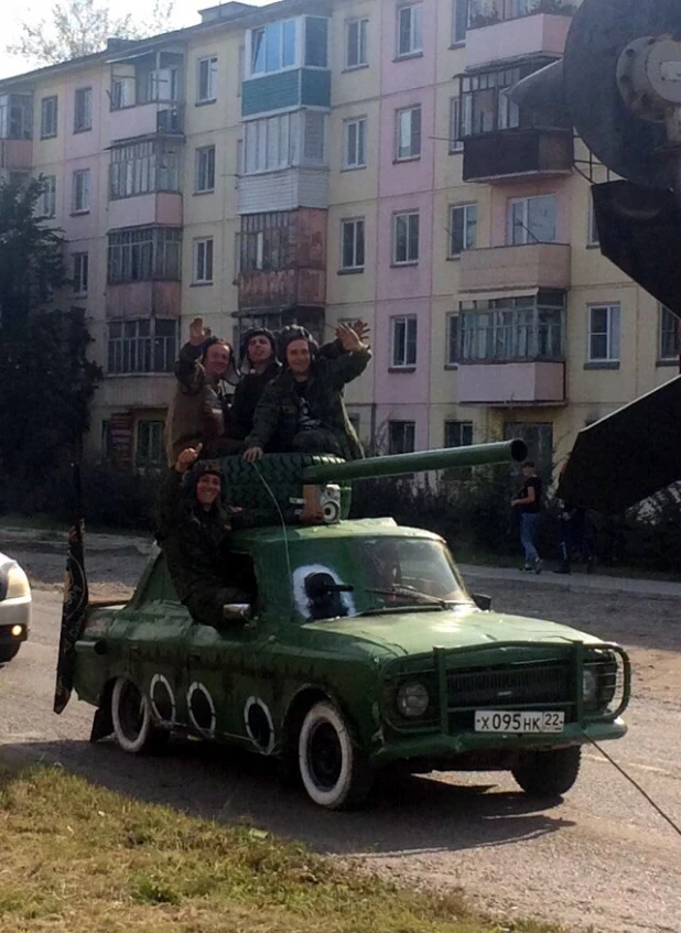 В Бийске к Дню танкиста переделали "Москвич". 10 сентября 2017 года.