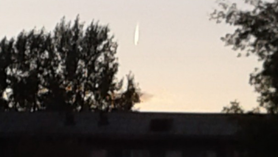 В небе над Барнаулом заметили светящийся объект. 11 сентября 2017 года.