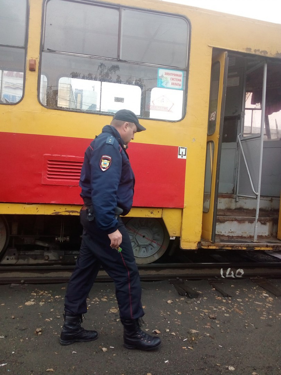 В Барнауле в трамвае проверяли подозрительную сумку. 11 сентября 2017 года.