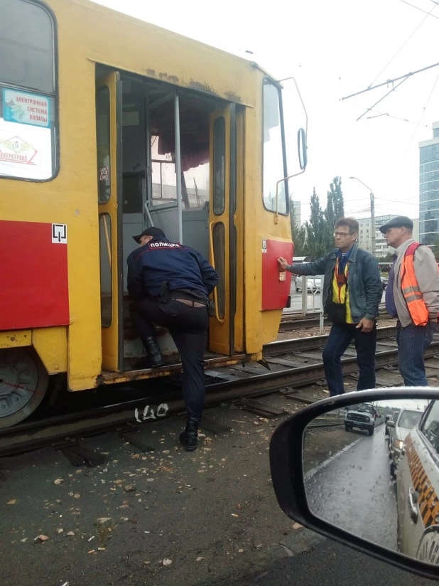 В Барнауле в трамвае проверяли подозрительную сумку. 11 сентября 2017 года.