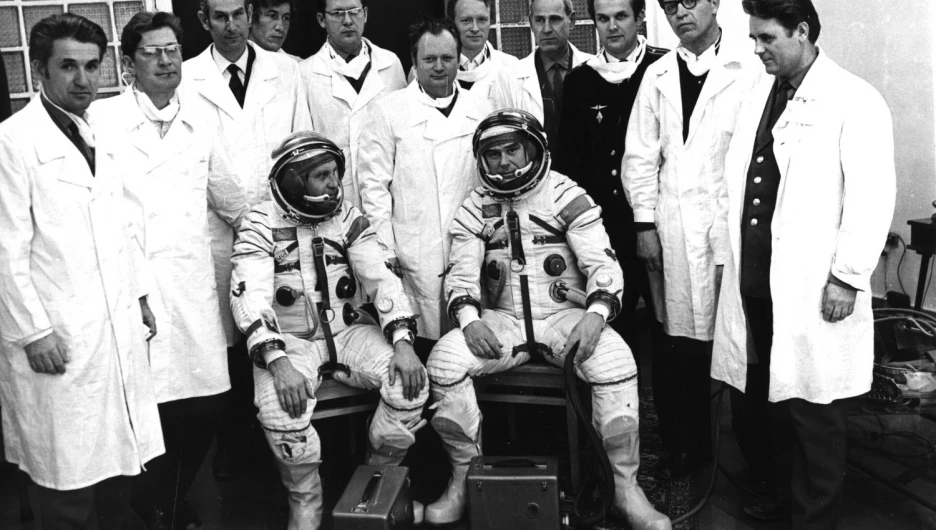 Космонавты Василий Лазарев и Олег Макаров в скафандрах "Сокол К" на космодроме Байконур.