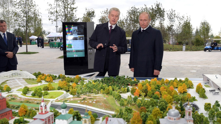 Владимир Путин и Сергей Собянин в парке &quot;Зарядье&quot;.