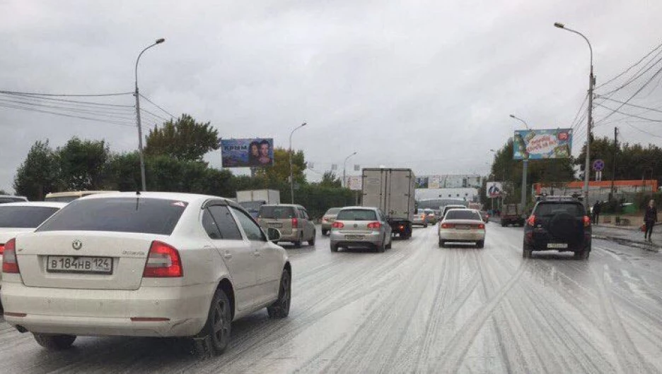 В Новосибирске пеной залило две улицы. 12 сентября 2017 года.