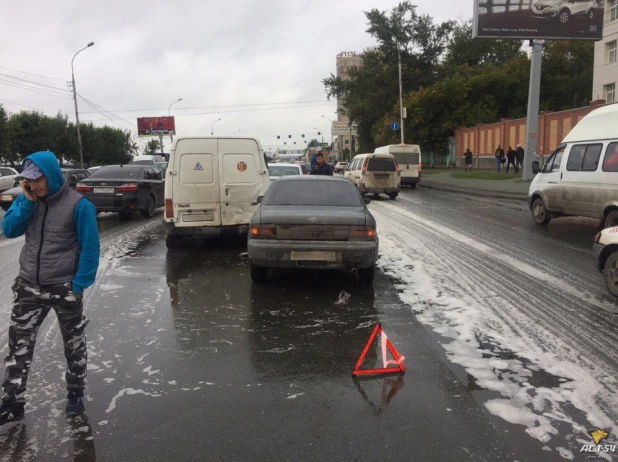 В Новосибирске пеной залило две улицы. 12 сентября 2017 года.