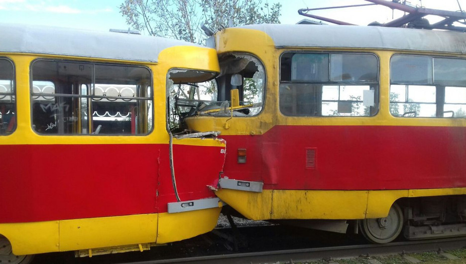 В Барнауле столкнулись два трамвая